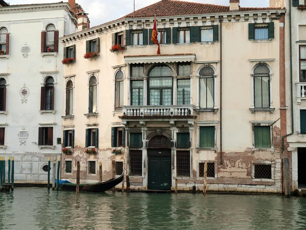 Veneza - Edifício antigo requintado no Canal Grande — Fotografia de Stock