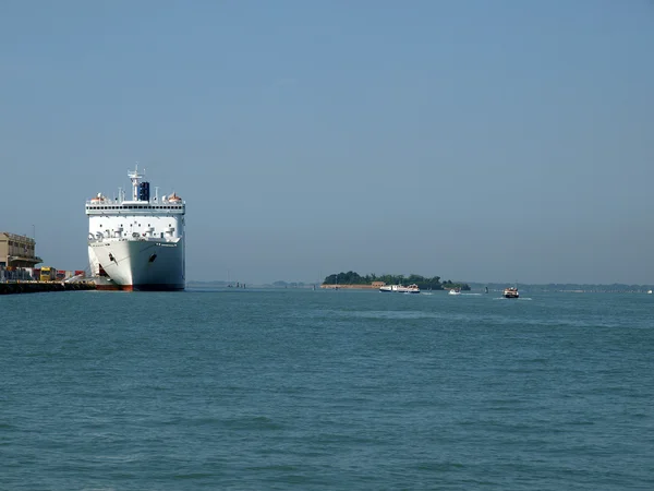 Ferry de passageiros se despedindo de Veneza — Fotografia de Stock