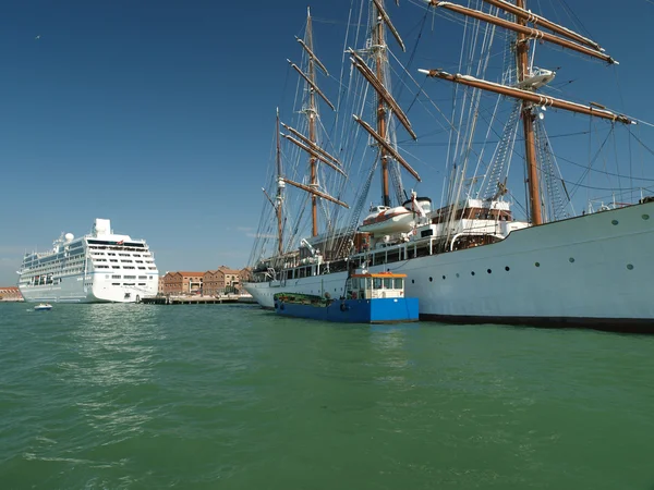 Венеція - пасажирський Плаваючий човен пришвартований біля причалу — стокове фото