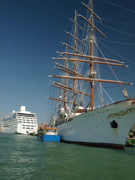 Venedig - passagerare segelbåt förtöjd vid kaj — Stockfoto