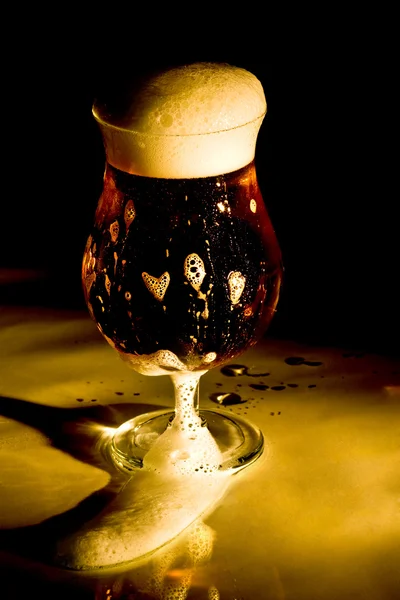 Goldenes Bier Und Goldenes Licht — Stockfoto