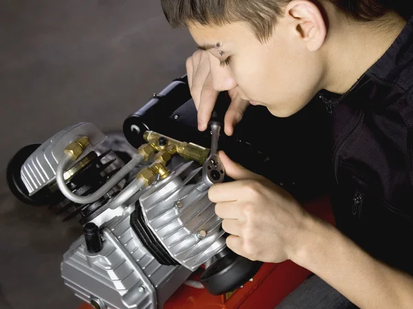 Motor Fijación Mecánico Joven — Foto de Stock