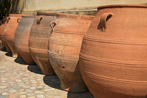 Amphoras de barro do monastery de Agia Triada (Crete, Greece ) — Fotografia de Stock