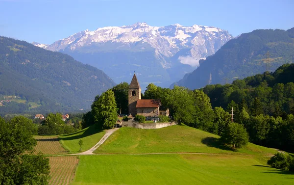 Kościół w Alpach Szwajcarskich — Zdjęcie stockowe