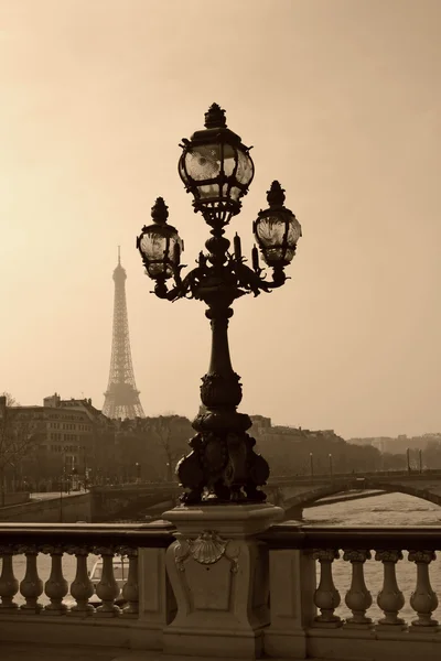 Винтажный фонарный столб на мосту Александра III в Париже, Франция — стоковое фото