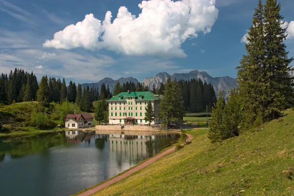 Frühling alpine Landschaft mit Hotel in flumserberg, Schweiz. — Stockfoto