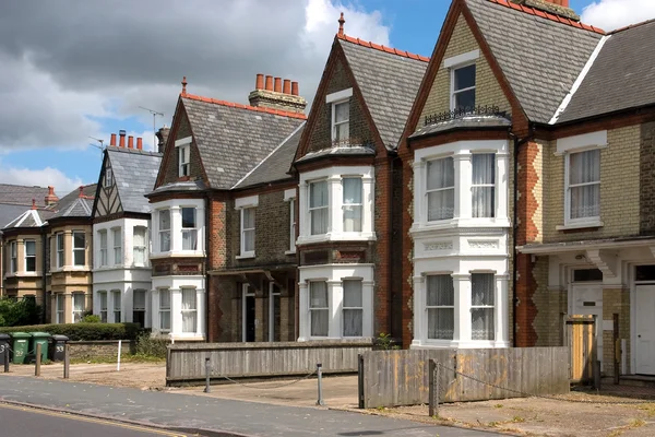 Een rij met karakteristiek Engelse huisjes in cambridge, Verenigd Koninkrijk — Stockfoto