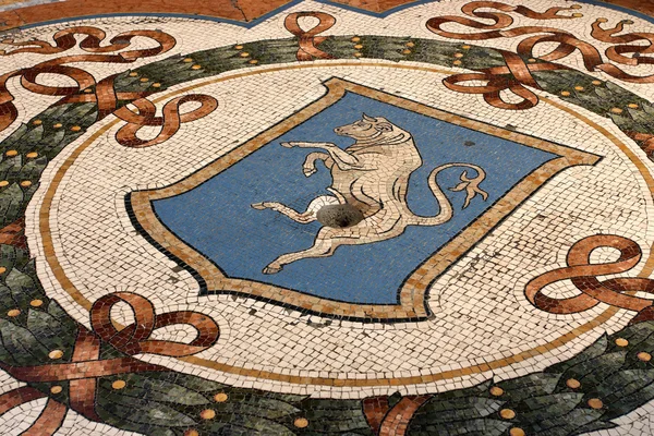 Mosaik bull i golvet i den galleria vittorio emanuele ii, Milano, Italien — Stockfoto