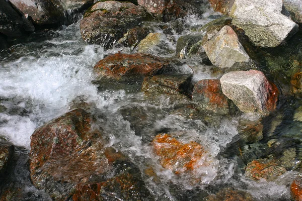 Pierres dans un ruisseau de montagne . Images De Stock Libres De Droits
