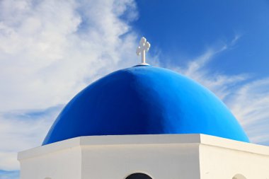 ünlü Mavi kubbeli kilise oia (IA) Köyü, santorini, Yunanistan.