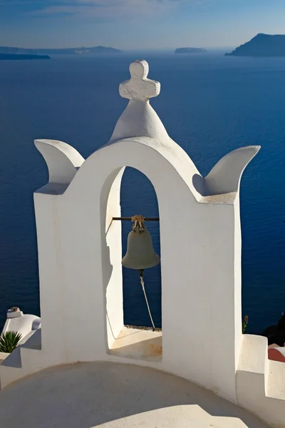 Bell tower of small church in Oia village, Santorini, Grécia . — Fotografia de Stock