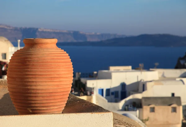 Vas greek tradisional dengan tampilan kaldera spektakuler di latar belakang (Oia Stok Foto Bebas Royalti