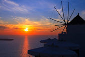 szélmalom a naplemente oia, santorini-sziget, Görögország
