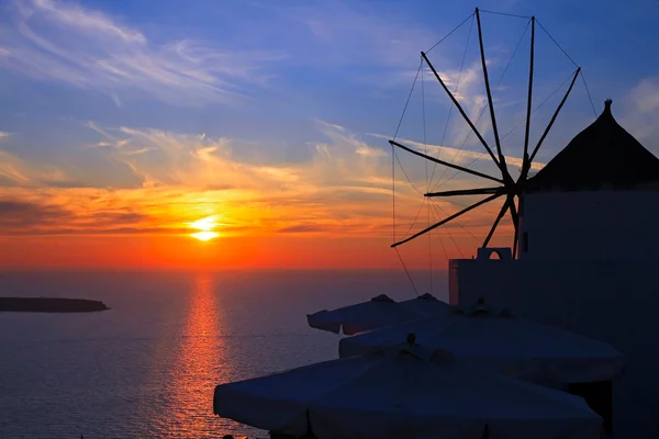 Windmolen bij zonsondergang in oia, santorini eiland, Griekenland — Stockfoto