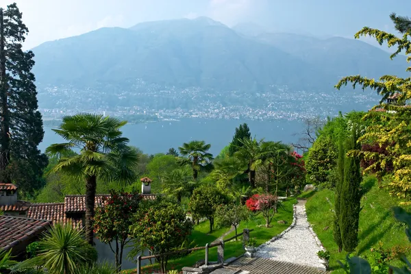 Utsikt över lago maggiore med vacker park och hus på fo — Stockfoto