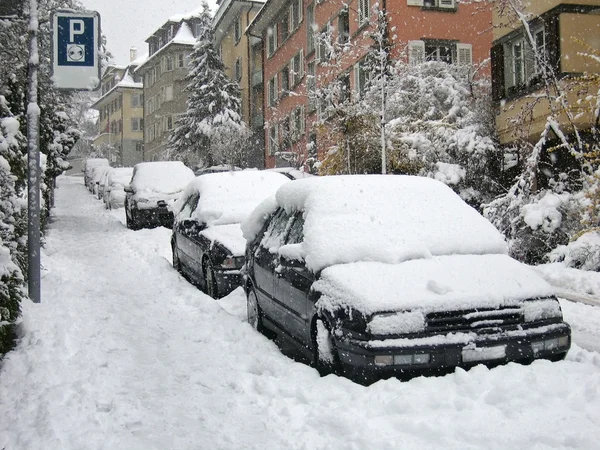 kar altında gömülü sokakta park edilmiş arabalar