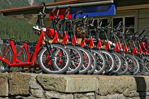 Muitas Bicicletas Downhill Vermelhas Para Alugar Estação Ferroviária Suíça — Fotografia de Stock