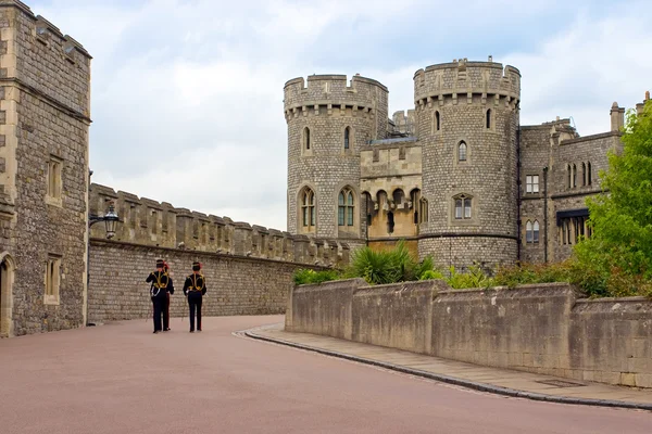 Královna Stráž Vojáci Pochodují Windsor Castle Velká Británie — Stock fotografie