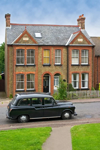 在一座房子 联合王国前面的黑色车 — 图库照片