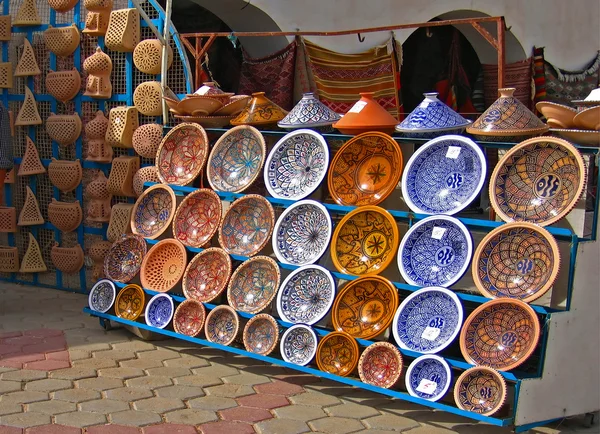 Bazar de cerâmica oriental colorido (Tunísia ) — Fotografia de Stock