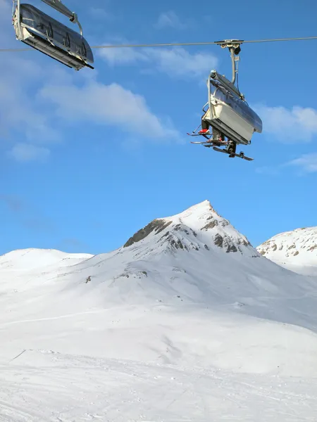 Krzesło Wyciąg narciarski z narciarzy przeciw błękitne niebo. narty ośrodek davos — Zdjęcie stockowe