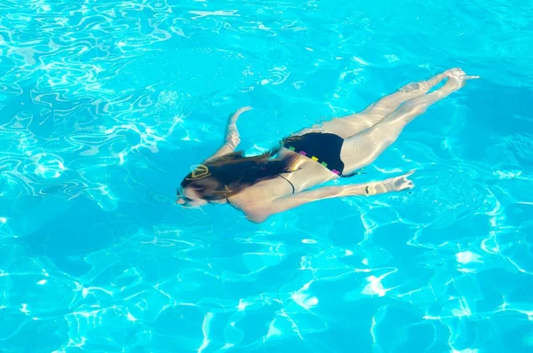 年轻女子在游泳池里游泳 — 图库照片