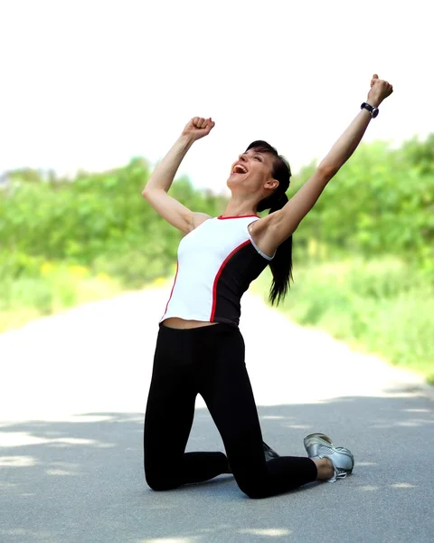 Retrato de uma jovem esportista animada que se regozija ganhando — Fotografia de Stock