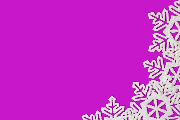 Fondo púrpura con copos de nieve en la frontera. Espacio para el texto —  Fotos de Stock