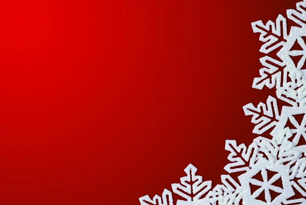 红色背景与边框中的雪花。文本的空间 — 图库照片