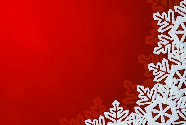 Röd bakgrund med snöflingor i gränsen. utrymme för text — Stockfoto