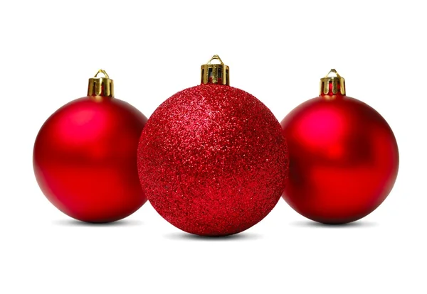 눈 백색 배경에 고립 된 빨간색 크리스마스 볼 — 스톡 사진