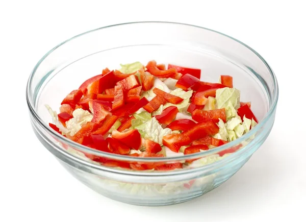 Salade saine aux légumes dans un élégant bol en verre isolé sur bac blanc — Photo