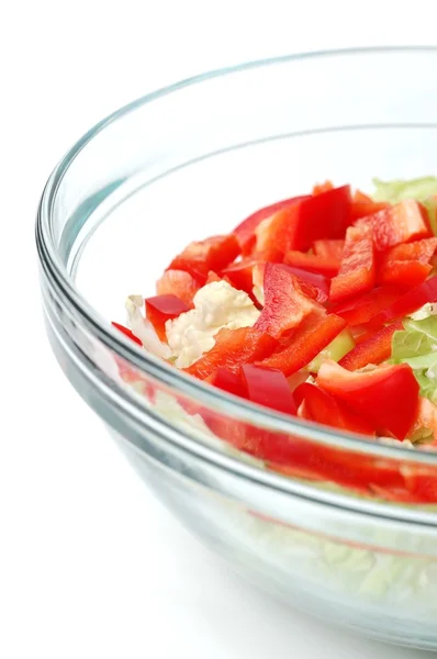 Zdrowa sałatka z warzywami w misce stylowy szkło na białym tle na biały bac — Zdjęcie stockowe