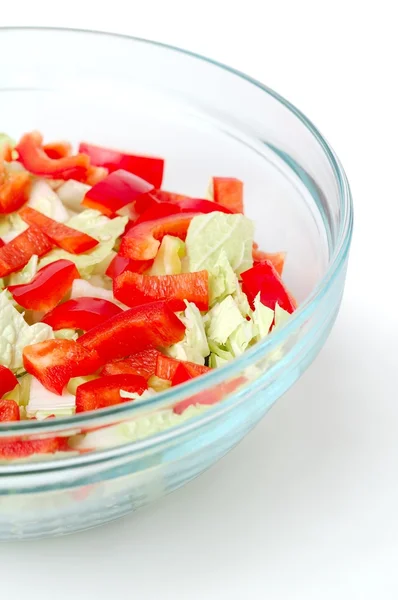 Salade saine aux légumes dans un élégant bol en verre isolé sur bac blanc — Photo