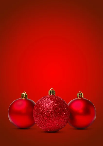 Rode kerstballen op de rode achtergrond van Kerstmis — Stockfoto