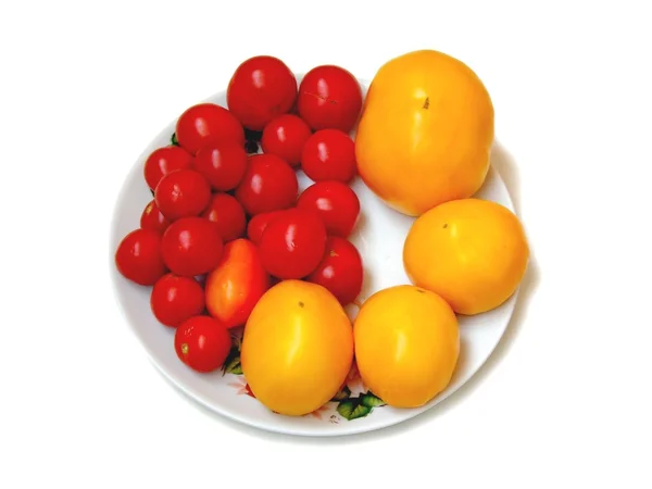 この写真でそれを赤と黄色のトマトで料理を見ることができます — ストック写真