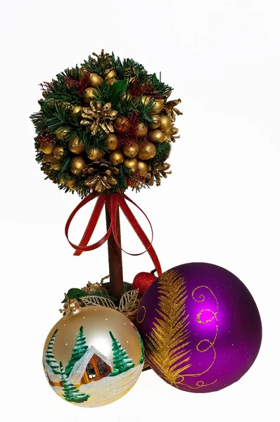 A árvore festiva e bolas de vidro — Fotografia de Stock