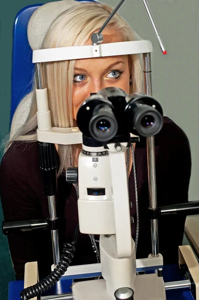 Young woman examining the eyesight — Stock Photo, Image