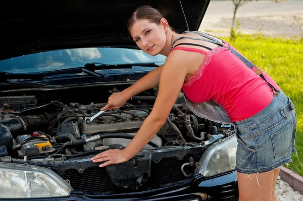 Mujer con su coche averiado — Foto de Stock