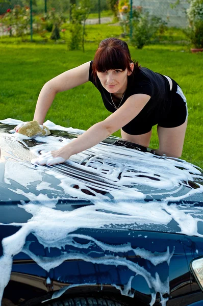Mujer lavando coche — Foto de Stock
