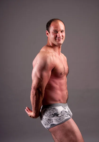 Mogna bodybuilder poserar — Stockfoto