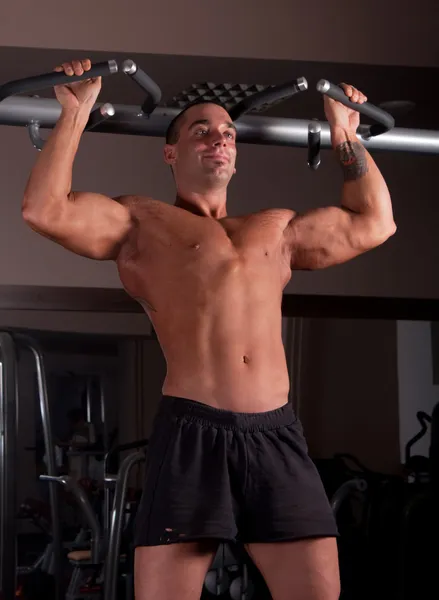 Bodybuilder beim Training — Stockfoto