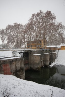 Kış manzarası ile eski baraj