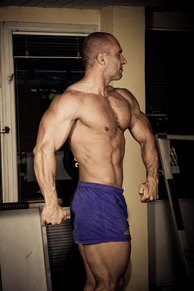 Bodybuilder Posiert Fitnessstudio — Stockfoto