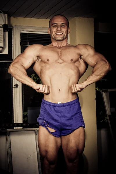 Bodybuilder Posiert Fitnessstudio — Stockfoto