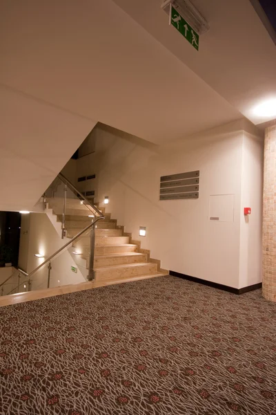 Просторный Холл Пустой Лестницей — стоковое фото