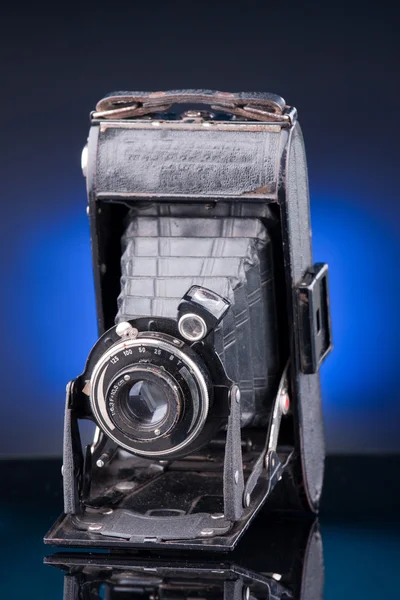 青の背景に古いカメラ — ストック写真