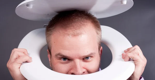 Человек в туалете — стоковое фото