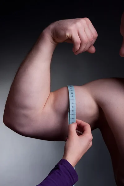 Medição do bíceps — Fotografia de Stock