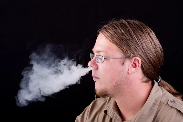 Young man smoking — Stock Photo, Image